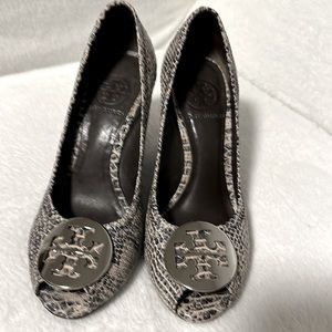 Tory Burch Julianne Multi-color Python Embossed Leather Peep-toe pumps Size 5M